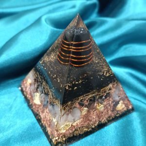 Zaštita, kreativnost i balans. Crni turmalin piramida sa zlatnim listićima, 8,8x8,8 cm