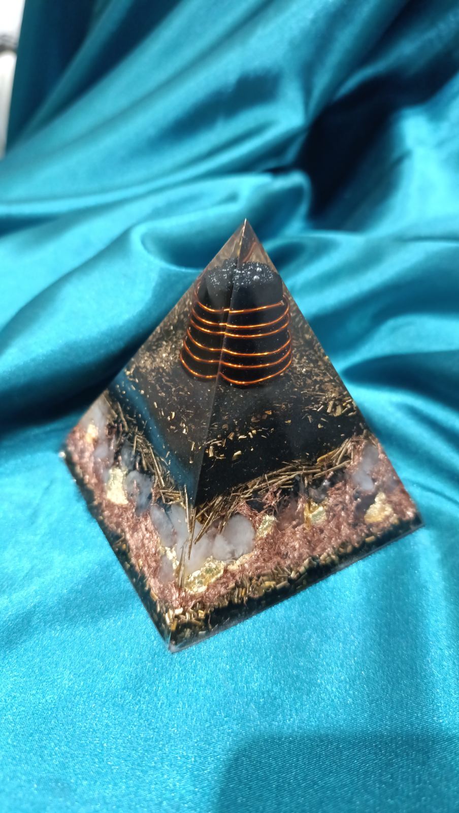 Zaštita, kreativnost i balans. Crni turmalin piramida sa zlatnim listićima, 8,8x8,8 cm