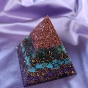 Pokreni energiju, otvori srce, izrazi se, kreni napred. Piramida 7×7 cm sa aventurinom i tirkizom
