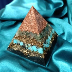 Pokreni energiju, otvori srce, izrazi se, kreni napred. Piramida 8×8 cm sa aventurinom i tirkizom