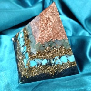 Pokreni energiju, otvori srce, izrazi se, kreni napred. Piramida 8×8 cm sa aventurinom i tirkizom