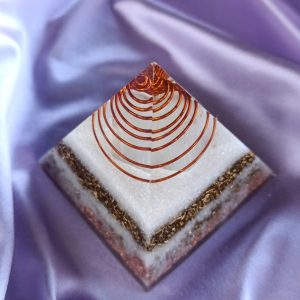 Pročisti, umiri, razbistri, podigni svest. Piramida 9×9 cm sa kockom seleninta u bakarnoj spirali u vrhu