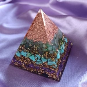 Pokreni energiju, otvori srce, izrazi se, kreni napred. Piramida 7×7 cm sa aventurinom i tirkizom