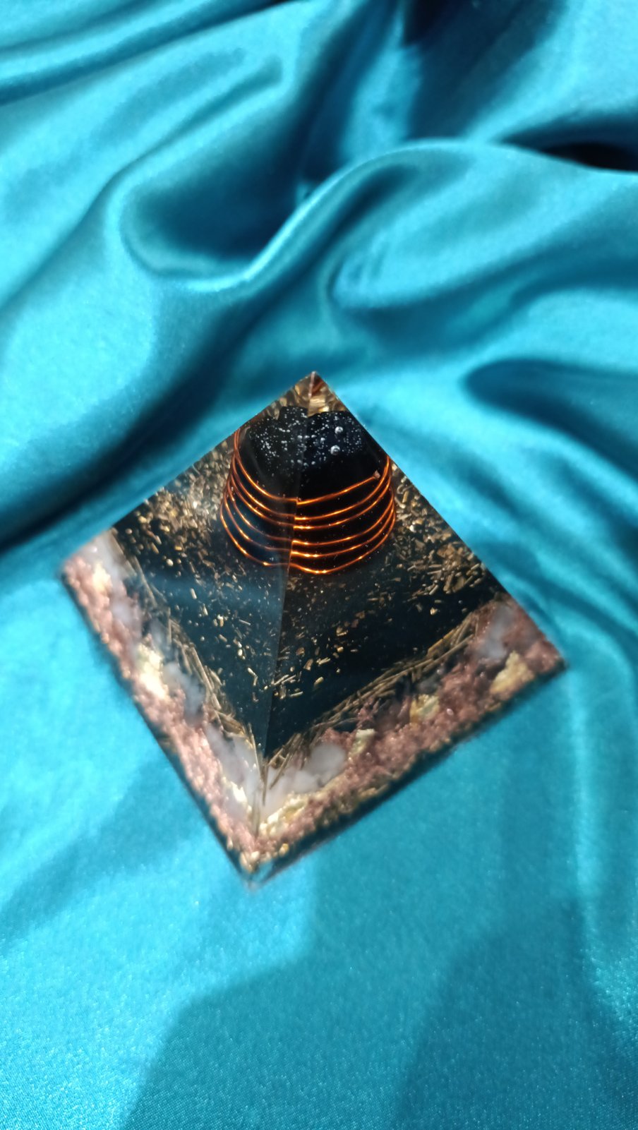 Zaštita, kreativnost i balans. Crni turmalin piramida sa zlatnim listićima, 8,8x8,8 cm - Слика 3