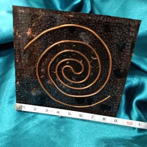 Zaštita, kreativnost i balans. Piramida sa više crnog turmalina i zlatnim listićima, 8,5×8,5 cm