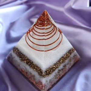 Pročisti, umiri, razbistri, podigni svest. Piramida 9×9 cm sa kockom seleninta u bakarnoj spirali u vrhu