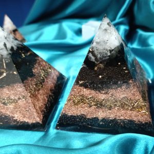 Zaštita, kreativnost i balans. 1 kom. piramide sa više crnog turmalina i zlatnim listićima, 9×9 cm