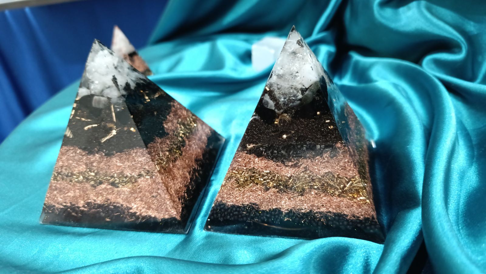 Zaštita, kreativnost i balans. 1 kom. piramide sa više crnog turmalina i zlatnim listićima, 9x9 cm - Image 2