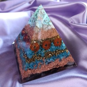Jasnoća, pročišćenje, zaštita i komunikacija. Piramida sa tirkizom u vrhu 9×9 cm