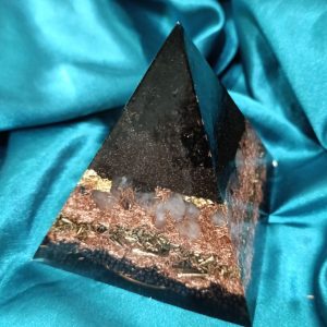 Zaštita, kreativnost i balans. Piramida sa više crnog turmalina i zlatnim listićima, 8,5×8,5 cm