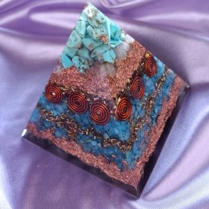 Jasnoća, pročišćenje, zaštita i komunikacija. Piramida sa tirkizom u vrhu 9×9 cm