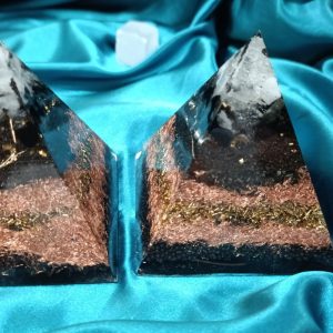 Zaštita, kreativnost i balans. 1 kom. piramide sa više crnog turmalina i zlatnim listićima, 9×9 cm