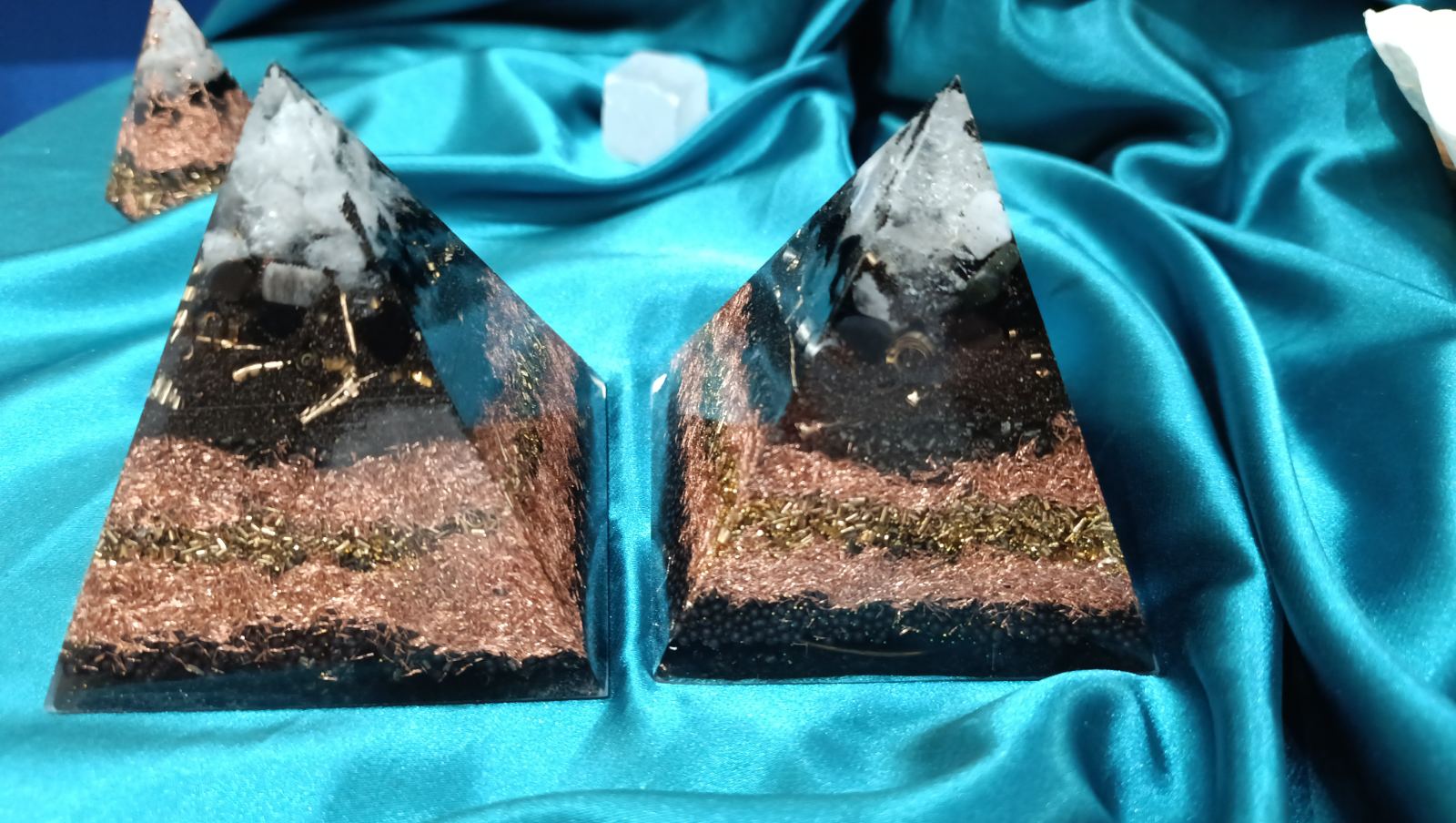 Zaštita, kreativnost i balans. 1 kom. piramide sa više crnog turmalina i zlatnim listićima, 9x9 cm