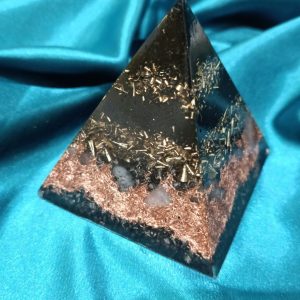 Zaštita, kreativnost i balans. Piramida 7,5×7,5 cm sa većim procentom crnog turmalina