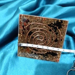 Aktivacija 7 čakri. 1 kom. piramide sa kristalima 8,5×8,5 cm