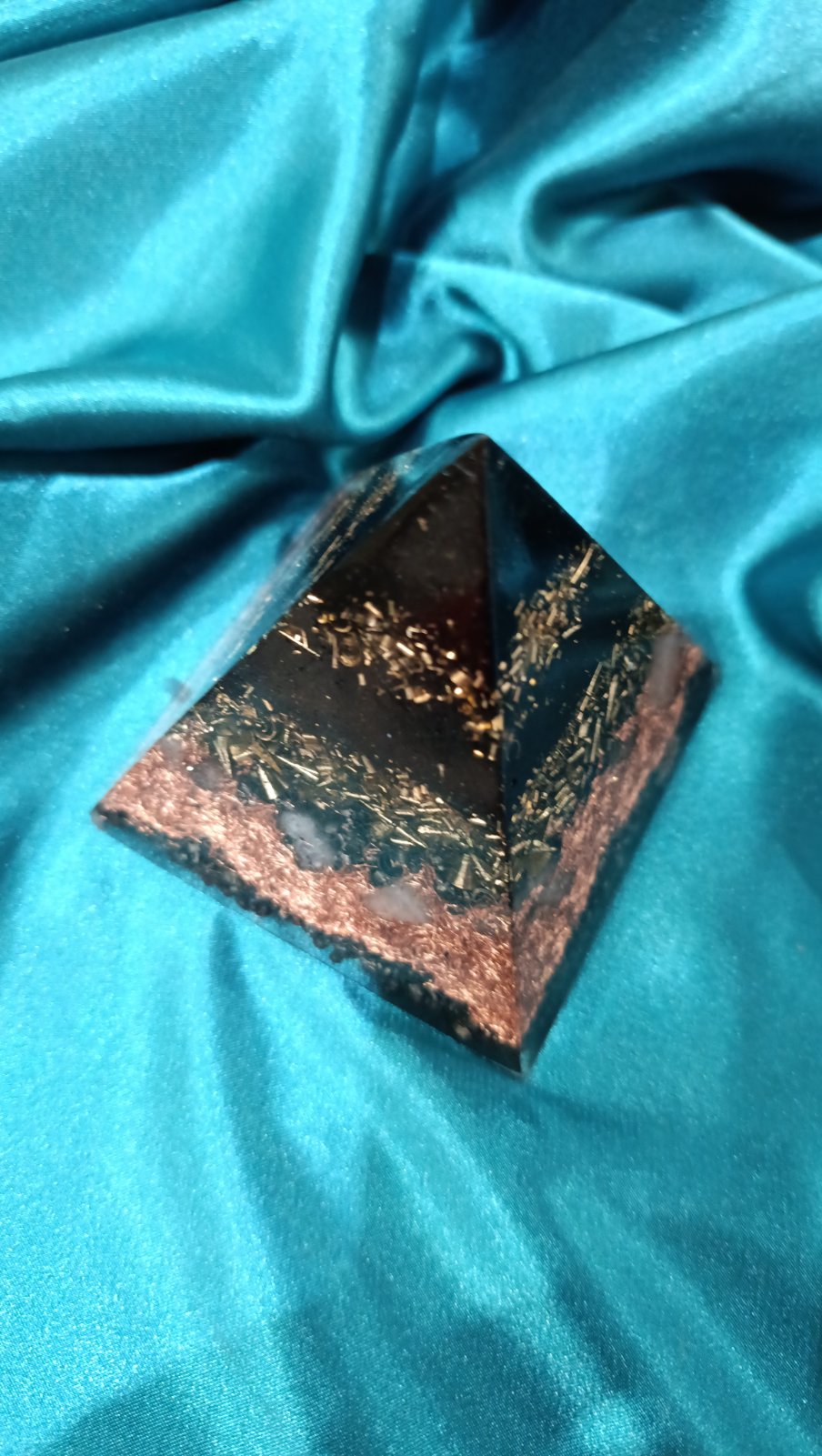 Zaštita, kreativnost i balans. Piramida 7,5x7,5 cm sa većim procentom crnog turmalina - Слика 3