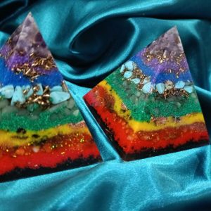 Aktivacija 7 čakri, piramida sa kristalima 9×9 cm