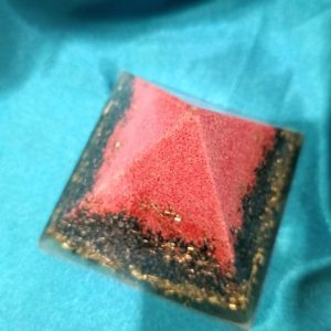 Crveno-crna Vulkan piramida 8×6 cm