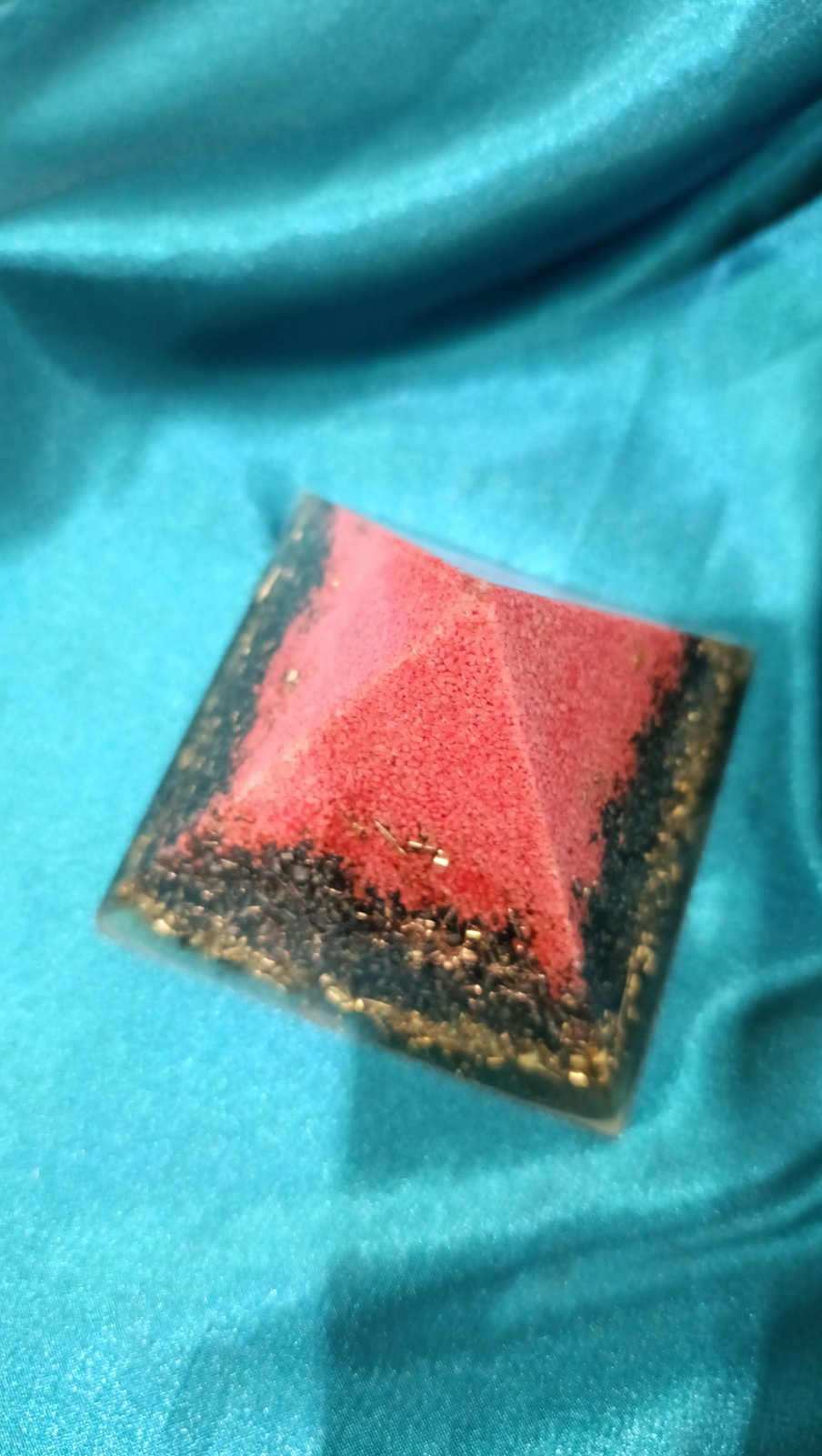 Crveno-crna Vulkan piramida 8x6 cm - Слика 2