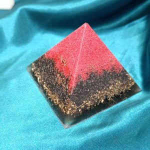 Crveno-crna Vulkan piramida 8×6 cm